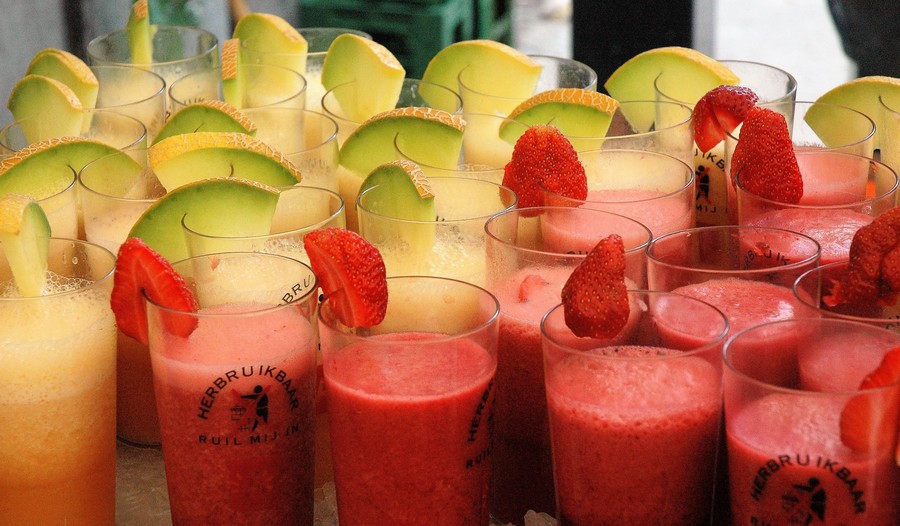 herbruikbare bekers met smoothies herbruikbare bekers met smoothies